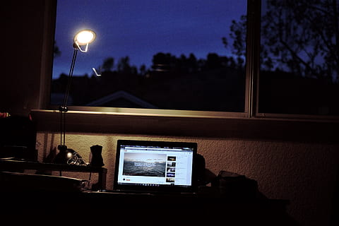 lámpara, computadora, escritorio, frío, noche, guay, azul, aburrido, trabajo, difícil, trabajando duro, ventanas, auriculares, reloj, puntuación baja, Youtube, arboles, blanco, pared, urbano, tecnología, comunicación, cielo, oscuro, iluminado, nadie, arquitectura, Luna, ventana, equipo de iluminación, silueta, estructura construida, naturaleza, conexión, árbol, adentro, tecnología inalámbrica, luz de la calle, lámpara eléctrica, 5K, CC0, dominio público, libre de derechos
