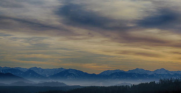 alto, montañas, rodeado, nieblas, Nubes de alta saturación de fotografía., nubes, nublado, cielo nublado, noche, niebla, brumoso, paisaje, pico de la montaña, cordillera, naturaleza, escénico, cielo, puesta de sol, arboles, fotografía gran angular, montaña, paisajes - naturaleza, nube - cielo, belleza en la naturaleza, ambiente, tranquilidad, escena tranquila, invierno, nadie, temperatura fría, nieve, viaje, cielo dramático, al aire libre, paisaje dramático, Montaña cubierta de nieve, 5K, CC0, dominio público, libre de derechos