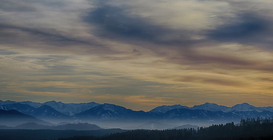 alt, muntanyes, envoltat, boires, núvols de fotografia saturada, núvols, ennuvolat, cel ennuvolat, tarda, boira, paisatge, cim de muntanya, Serra, naturalesa, escènic, cel, posta de sol, arbres, fotografia gran angular, muntanya, escenics - natura, núvol - cel, bellesa a la natura, medi ambient, tranquil·litat, escena tranquil·la, hivern, cap gent, temperatura de fred, neu, viatjar, cel dramàtic, a l'aire lliure, paisatge dramàtic, muntanya nevada, 5K