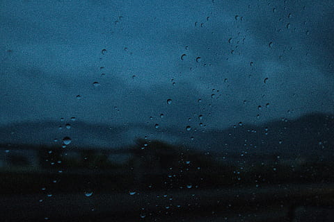 rugiada dell'acqua, pannello di vetro, gocciolina, nube, parabrezza, finestra, goccia d'acqua, avvicinamento, buio, blu, cielo, pioggia, notte, Giappone, auto, acqua, goccia di pioggia, tempo metereologico, far cadere, bagnato, sfondi, astratto, vetro - materiale, condensazione, natura, riflessione, freddo - temperatura, liquido, nessuno, modello, tempesta, strutturato, trasparente, defocused, brillante, all'aperto, luce - fenomeno naturale, effetto strutturato, 5K, CC0, dominio pubblico, privo di copyright