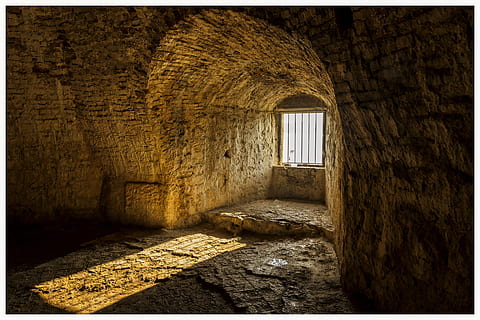 hrad, světlo, vězení, mřížka, chorvatsko, trogir, pevnost, architektura, stavba, přenos tisku, budova, automatický post produkční filtr, zeď, uvnitř, den, nikdo, opuštěný, okno, starý, minulost, Dějiny, nástěnný prvek, slunečního světla, Dům, vchod, dveře, zhoršení, kamenná zeď, 5K, CC0, veřejná doména, bez autorských práv