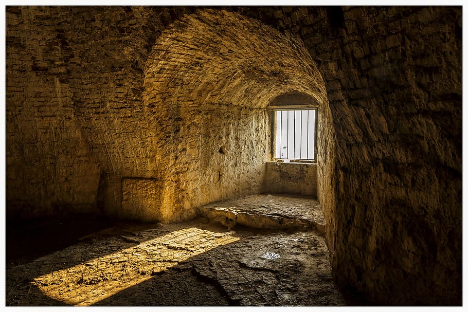 castell, llum, presó, reixeta, Croàcia, trogir, fortalesa, arquitectura, estructura construïda, transferir impressió, edifici, filtre de producció automàtica, paret, a l'interior, dia, cap gent, abandonat, finestra, vell, el passat, història, funció de construcció de parets, llum solar, casa, entrada, porta, deteriorament, paret de pedra, 5K