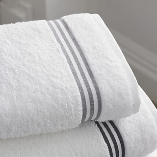 handuk putih, kamar mandi, handuk, dalam ruangan, merapatkan, warna putih, tekstil, tidak ada orang, masih hidup, fokus pada latar depan, terlipat, selimut, mebel, relaksasi, bergaris, tempat tidur, pakaian, tumpukan, bersih, tembakan studio, sekelompok objek, digulung, kemewahan, 2K, CC0, domain publik, bebas royalti