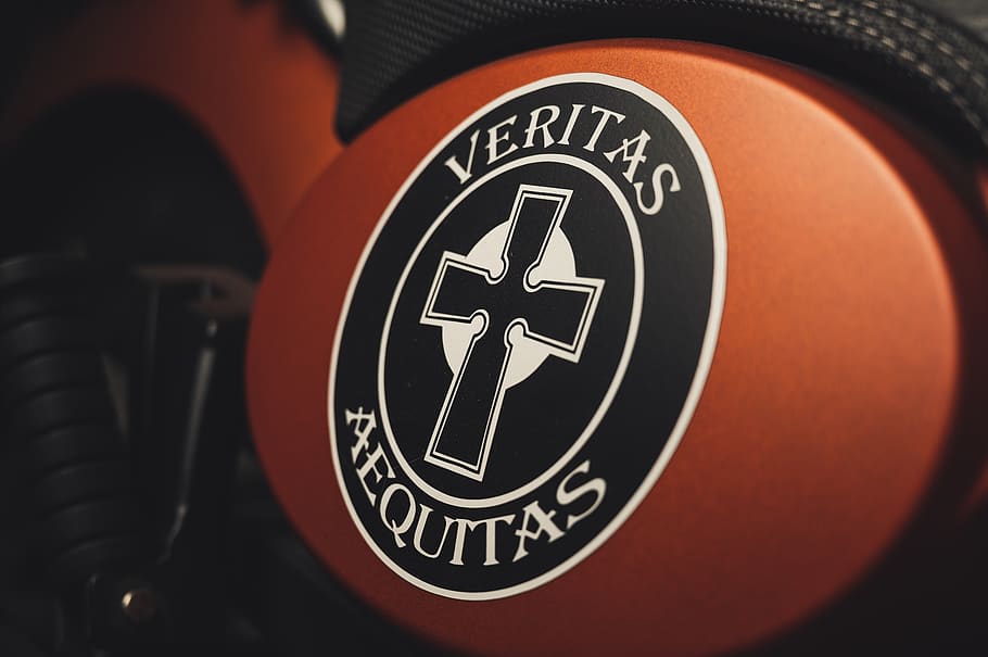 veritas aequitas logo, lyse, tæt på, farver, design, grafisk, grafisk design, etiket, logo, symbol, veritas aequitas, transportmidler, ingen mennesker, transportform, cirkel, sort farve, sport, hjul, geometrisk form, konkurrence, form, meddelelse, skilt, kontrollere, cykel, sikkerhed, land køretøj, lempelse, køretøj interiør, makro, 5K