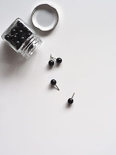 simples, mínimo, flatlay, branco, espaço em branco, fundo branco, desenhar, moderno, plano, o negócio, criativo, estilo, forma, minimalismo, PIN, pote, organizar, trabalhos, trabalhando, mesa, Área de Trabalho, escritório, material de escritório, blog, blogando, dentro de casa, copie o espaço, visão de alto ângulo, tiro do estúdio, ainda vida, ninguém, tempero, comida e bebida, Comida, sal - tempero, especiaria, fechar-se, diretamente acima, pimenta - tempero, Saleiro, grupo de objetos, caneta, cor branca, 4K, CC0, domínio público, royalty free
