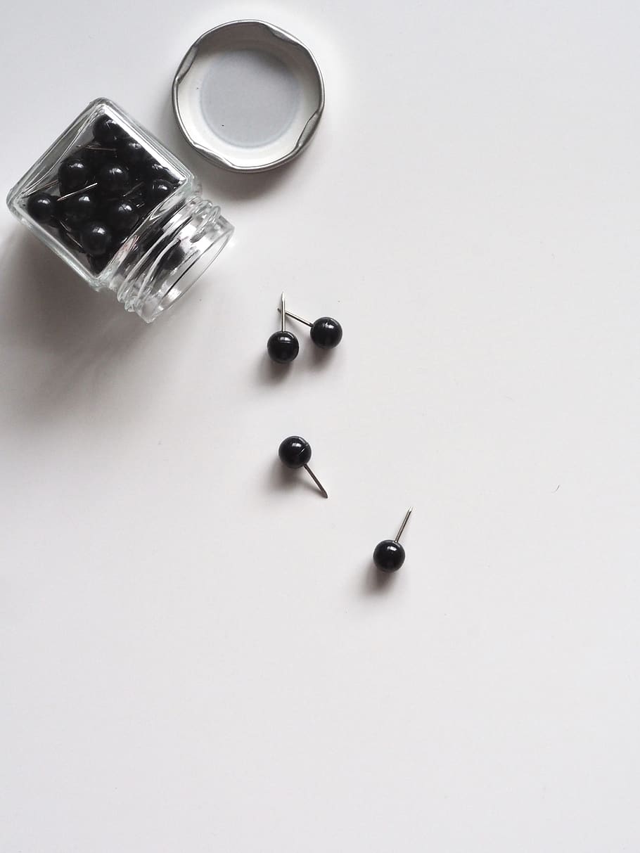 simple, mínim, flatlay, blanc, espai blanc, fons blanc, disseny, modern, pis, negocis, creatiu, estil, forma, minimalisme, pin, jar, organitzar, treballar, treball, escriptori, oficina, material d'oficina, bloc, blocs, a l'interior, còpia espai, vista d’angle alt, tir de l'estudi, natura morta, cap gent, condiment, menjar i beguda, menjar, sal - condiment, taula, espècia, primer pla, directament a sobre, pebre - condiment, Saler, grup d'objectes, bolígraf, Color blanc, 4K