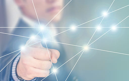 Rete, binario, nullo, uno, dito, toccare, uomo d'affari, sociale, media, contatto, schermo, tecnologia, comunicazione, connessione, elettronica, dati, digitando, ingresso, informazione, parte del corpo umano, mano umana, mano, una persona, cielo, uomini, riflesso lente, combustibile e produzione di energia, detenzione, natura, luce del sole, luce - fenomeno naturale, adulto maturo, sole, copia spazio, raggiante, blu, 4K, CC0, dominio pubblico, privo di copyright