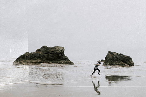 mand, løb, beachside, hav, vand, klippe, rock-objekt, rigtige mennesker, jord, natur, en person, dag, strand, skønhed i naturen, himmel, solid, fuld længde, bevægelse, livsstil, rock formation, herrer, udendørs, 5K, CC0, offentligt domæne, royaltyfrie