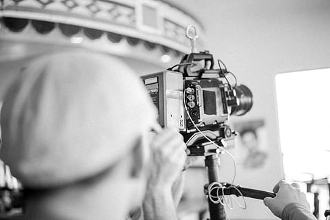 foto in scala di grigi, uomo, utilizzando, videocamera, persona, telecamera, berretto, Tech, tecnologia, macchina da presa, retrò, Vintage ▾, bianco e nero, vecchio, all'aperto, città, urbano, mano, cinematografia, cocaina, magia nera ursa, cinema, registrazione, produzione del film, macchina fotografica - attrezzatura fotografica, attrezzatura, persone, industria cinematografica, obiettivo - strumento ottico, uomini, le riprese, occupazione professionale, occupazione, industria, lavoro, videocamera domestica, film, temi fotografici, operatore di camera, operatore, avvicinamento, una persona, in casa, bobina, 4K, CC0, dominio pubblico, privo di copyright