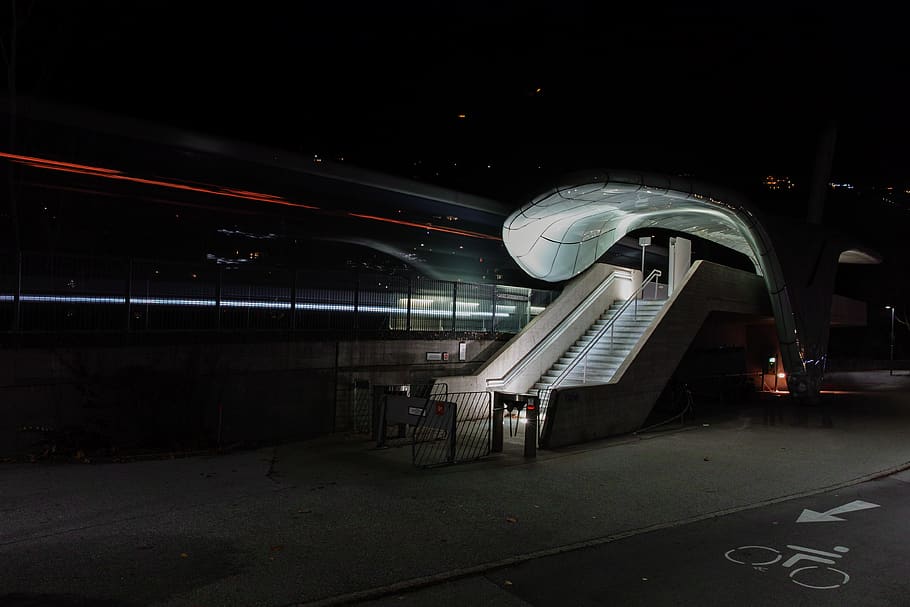 escales mecàniques blanques, barana, arquitectura, hungerburgbahn, edifici, Austràlia, innsbruck, terminal, planetari, aeroport, centre de Convencions, il·luminació, nit, escala, asfalt, terminal de l’aeroport, vianants, vehicle, transport, il·luminat, estructura construïda, ciutat, cap gent, exterior de l'edifici, cel, naturalesa, exposició llarga, moviment, a l'aire lliure, metall, carrer, carretera, equips d’il·luminació, roda de ferris, connexió, 4K