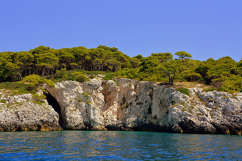 mare, montagna, scogliere, alberi, roccia, foresta, isole tremiti, gargano, puglia, acqua, scenics - natura, cielo, bellezza nella natura, natura, blu, scena tranquilla, la tranquillità, terra, albero, roccia - oggetto, pianta, nessuno, solido, cielo sereno, spiaggia, destinazioni di viaggio, all'aperto, color turchese, vista in terra, 5K, CC0, dominio pubblico, privo di copyright