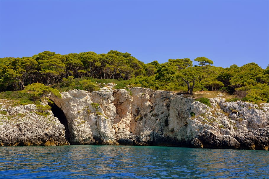 mare, montagna, scogliere, alberi, roccia, foresta, isole tremiti, gargano, puglia, acqua, scenics - natura, cielo, bellezza nella natura, natura, blu, scena tranquilla, la tranquillità, terra, albero, roccia - oggetto, pianta, nessuno, solido, cielo sereno, spiaggia, destinazioni di viaggio, all'aperto, color turchese, vista in terra, 5K