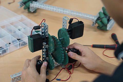 robòtica, robot, edifici, crear, fabricació, creativitat, treball, celebració, mà, mà humana, ocupació, tecnologia, equipament, eina de treball, a l'interior, una persona, part del cos humà, indústria electrònica, reparació, targeta de circuits, centrar-se en primer pla, persones reals, indústria, vista d’angle alt, primer pla, taula, habilitat, complexitat, equipament elèctric, component elèctric, 4K, CC0, domini públic, lliure de regalies