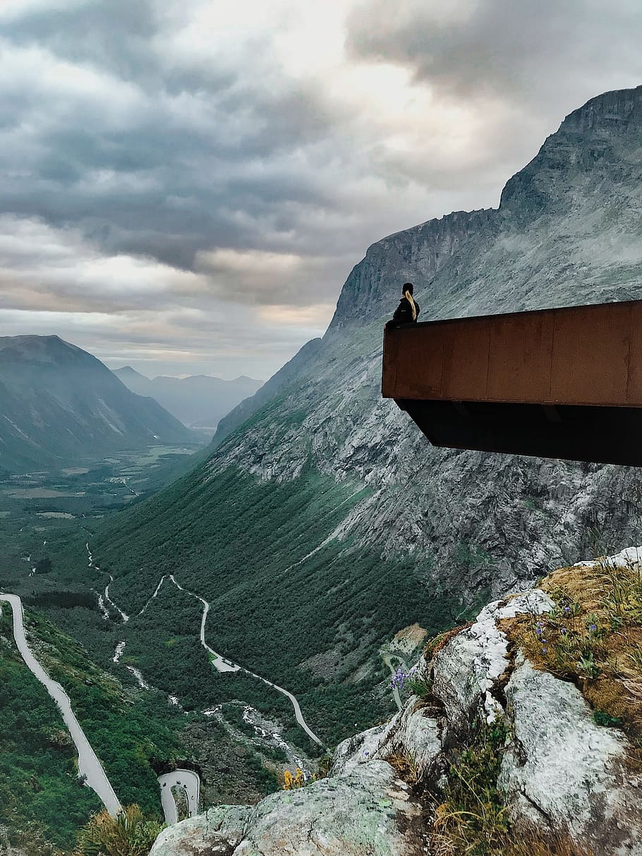 mand, sidder, kant, sten-, skyer, dagslys, dagtimerne, høj, landskab, bjergtop, bjerge, natur, udendørs, person, klipper, naturskøn, udsigt, bjerg, sky - himmel, himmel, scenics - natur, skønhed i naturen, bjergkæde, rolig scene, ro, ikke-urbane scene, miljø, dag, klippe, idyllisk, solid, rock-objekt, fjern, formation, 4K