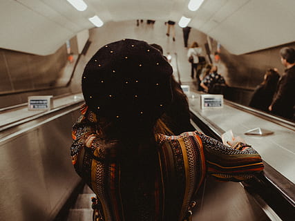 persone che usano le scale mobili, scale mobili, moda, ragazza, andando giù, cappello, in casa, Londra, persone, stile, metropolitana, sistema di trasporto, viaggio, tubo, indossare, donna, retrovisore, persone reali, adulto, stili di vita, donne, una persona, attività di svago, mezzi di trasporto, capi di abbigliamento, colpo alla testa, ritratto, persone accessorie, modo di trasporto, dalla vita in su, concentrarsi sulle conoscenze acquisite, interno del veicolo, vestiti caldi, acconciatura, sciarpa, 4K, CC0, dominio pubblico, privo di copyright