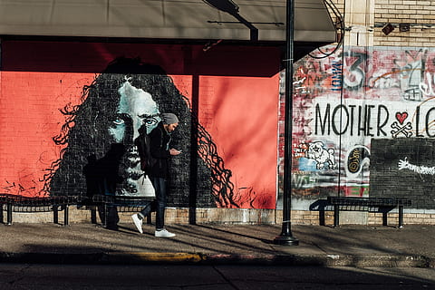 architektonisch, Kleidung, Schuhwerk, Schuh, bekleidung, Person, Mensch, Bank, Möbel, Wandgemälde, Kunst, Gehen, Graffiti, Farbe, Mann, Telefon, Straße, Wandkunst, städtisch, Innenstadt, rot, die Architektur, Gebäudehülle, Stadt, gebaute Struktur, Kunst und Handwerk, Wandbau - Funktion, Text, Kreativität, echte Menschen, Kommunikation, eine Person, Tag, Lebensstile, Stadt leben, Bürgersteig, in voller Länge, Fußweg, Straßenkunst, draußen, 4K, CC0, gemeinfrei, lizenzfrei