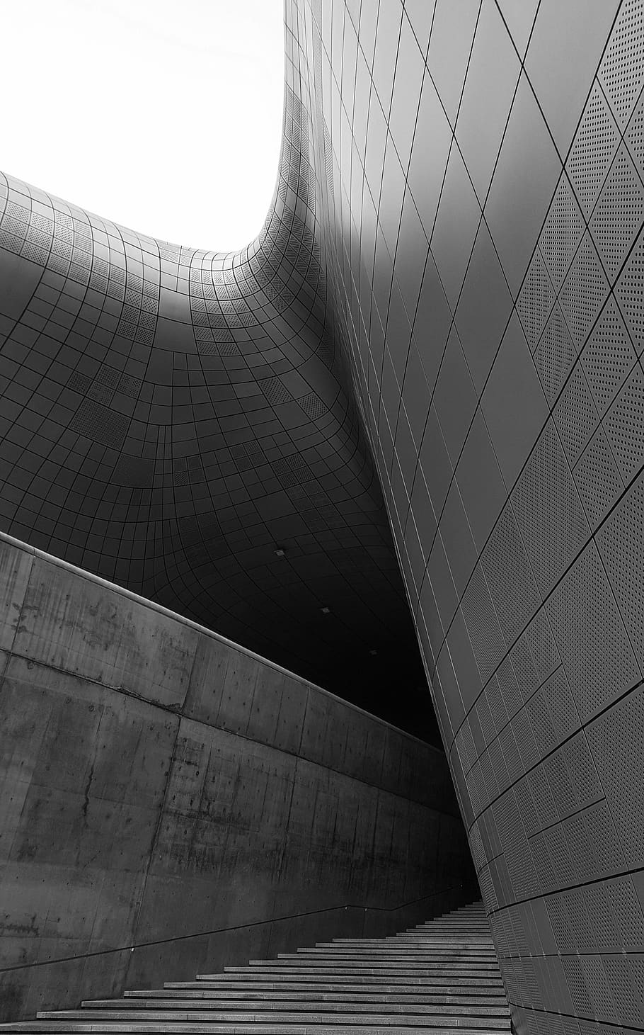edifici de formigó gris, pla de disseny de dongdaemun, Corea del Sud, edifici, blanc i negre, curf, arquitectura, centre comercial, corba, textura, patró, ciutat, asium, gira de Seül, paret, escala, a l'aire lliure, ciutat de Seül, fons, dongdaemun districte, negocis, estructura construïda, exterior de l'edifici, dia, vista d’angle baix, cap gent, modern, naturalesa, cel, llum solar, viatjar, transport, exterior d’edifici d’oficines, destinacions de viatge, oficina, gratacels, directament a sota, 4K
