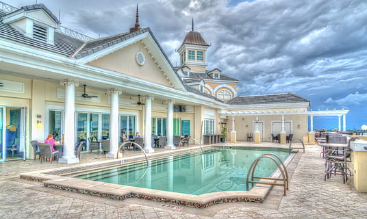 Resort, Schwimmbad, Himmel, Wolken, Urlaub, Reise, Erholung, am Pool, draussen, entspannend, Tourismus, die Architektur, Gebäudehülle, gebaute Struktur, wolke - himmel, Gebäude, Wasser, Natur, Reichtum, Luxus, Tag, Fenster, Stadt, keine Leute, Sitz, draußen, Reiseziele, Haus, aufwendig, 8K, CC0, gemeinfrei, lizenzfrei