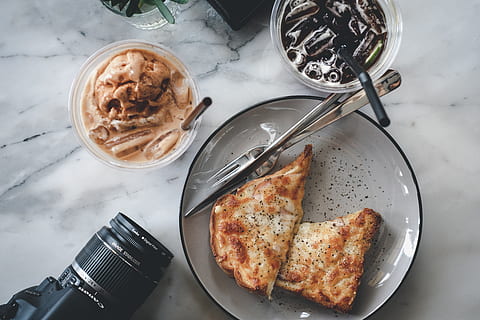 fotocamera dslr nera, posate, cucchiaio, cibo, pasto, piatto, pane, orologio da polso, pianta, ceramica, elettronica, bicchiere, prima colazione, piattino, tazza, stufato, tazza di caffè, forchetta, lenti della macchina fotografica, dolce, pastella di cottura, cibo e bevande, freschezza, utensile da cucina, vista dall'alto, in casa, tavolo, direttamente sopra, contenitore, natura morta, ciotola, nessuno, pronto a mangiare, attrezzature domestiche, avvicinamento, mangiare sano, benessere, tentazione, vasellame, 5K, CC0, dominio pubblico, privo di copyright