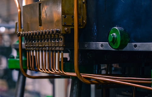 grau, Blau, Maschine, Motor, Ingenieurwesen, Ausrüstung, Fabrik, Schleifer, schwer, industriell, Industrie, Eisen, Lokomotive, Maschinen, Herstellung, mechanisch, Metall, Produktion, stehlen, Technologie, Werkzeug, Röhren, Nahansicht, drinnen, keine Leute, Fokus auf den Vordergrund, Kommunikation, Verbindung, in einer Reihe, grüne Farbe, Tag, Kabel, Elektrizität, schwarze Farbe, Seite an Seite, Netzteil, 5K
