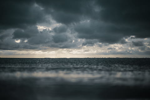 krop af vand, strand, skyer, mørk, mørke skyer, daggry, dramatisk, aften, horisont, landskab, ocean, regn, hav, marinemaleri, himmel, skyscape, storm, sol, solnedgang, vand, vejr, sky - himmel, horisont over vand, overskyet, dramatisk himmel, scenics - natur, natur, ro, skønhed i naturen, ingen mennesker, storm sky, rolig scene, skumring, udendørs, ildevarslende, 5K, CC0, offentligt domæne, royaltyfrie