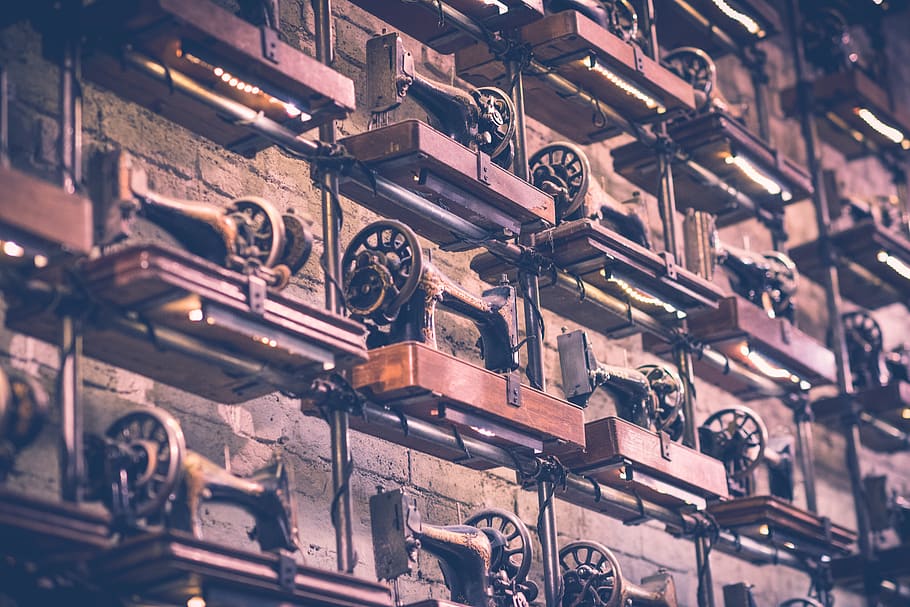 Maschine, Technologie, Nähen, Stoff, Leinen-, Produktion, Fabrik, Vollbild, keine Leute, Metall, selektiver Fokus, drinnen, Hintergründe, große gruppe von gegenständen, Fülle, in einer Reihe, Stillleben, Nahansicht, Muster, alt, Flachwinkelansicht, Wiederholung, Retro-Stil, Seite an Seite, 5K