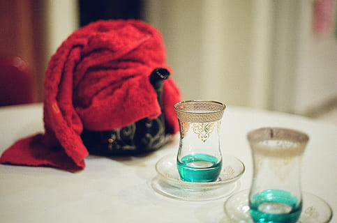 esvaziar, copos de teaglass turcos, dentro de casa, mesa, copo de bebida, vidro, equipamento doméstico, bebida, focar em primeiro plano, comida e bebida, ninguém, refresco, fechar-se, ainda vida, foco seletivo, têxtil, vidro - material, recipiente, dia, vermelho, caneca, limpar \ limpo, 2K, CC0, domínio público, royalty free