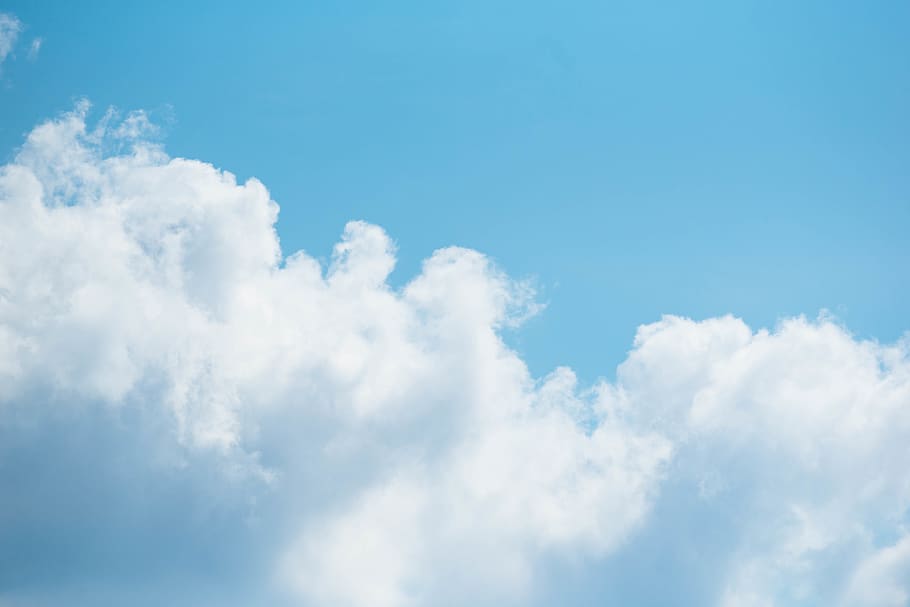 núvols durant el dia, naturalesa, a l'aire lliure, cel, cel blau, núvols, núvol, ennuvolat, núvols esponjosos, núvols blaus, blau, temps, Cúmulus, esfera, silueta, sol, edifici, cúpula, arquitectura, avions, núvol - cel, bellesa a la natura, tranquil·litat, escenics - natura, fons, cap gent, Color blanc, escena tranquil·la, dia, idíl·lic, cloudscape, vista d’angle baix, llum solar, còpia espai, suavitat, medi ambient, meteorologia, netejar, 5K
