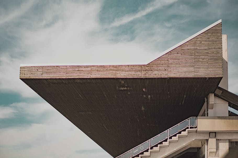 braune architektonische Gestaltung, die Architektur, gebaute Struktur, wolke - himmel, Himmel, Flachwinkelansicht, keine Leute, Gebäudehülle, Tag, Natur, Verbindung, Brücke, draußen, Transport, Brücke - künstliche Struktur, Geländer, Wand, braun, Treppe, Gebäude, Beton, 5K