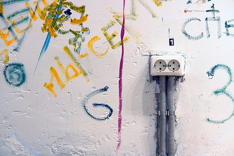 Wand, Auslauf, Steckdose, Stecker, Farbe, Hintergrund, alt, betrübt, bunt, Graffitiwall, Rau, unordentlich, Farbspritzer, grunge, texturiert, spb, keine Leute, Wandbau - Funktion, Nahansicht, mehrfarbig, Kunst und Handwerk, Kreativität, Vollbild, Nummer, drinnen, Kommunikation, Hintergründe, Blau, Tag, Graffiti, Stadt, die Architektur, Studioaufnahme, westliche Schrift, Text, gebaute Struktur, 720P, CC0, gemeinfrei, lizenzfrei