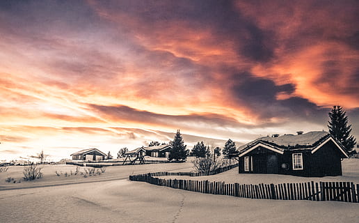 sne overdækket landsby, arkitektur, baggrundsbelyst, skyer, daggry, dagslys, dramatisk, aften, huse, landskab, lys, norge, selektiv farve, himmel, sne, gade, solnedgang, træer, landsby, vand, vinter, træ, bygget struktur, sky - himmel, bygning udvendig, bygning, hus, natur, transportmidler, orange farve, boligområde, vej, ingen mennesker, scenics - natur, skønhed i naturen, by, dramatisk himmel, udendørs, 4K, CC0, offentligt domæne, royaltyfrie