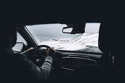 persoon rijdende auto, wijze van transport, vervoer, auto, voertuig interieur, motorvoertuig, een persoon, auto-interieur, het rijden, glas - materiaal, landvoertuig, voorruit, reizen, echte mensen, hand-, dag, menselijke hand, levensstijlen, stuur, mannen, buitenshuis, vinger, 5K, CC0, publiek domein, royaltyvrij