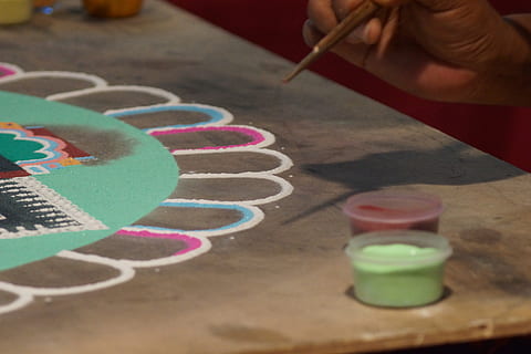 Mandala, menschliche Hand, menschliches Körperteil, eine Person, Hand, Kunst und Handwerk, Kreativität, Nahansicht, halten, selektiver Fokus, mehrfarbig, Farbe, Pinsel, Bürste, Tag, Fertigkeit, Text, Tabelle, High Angle View, drinnen, 5K, CC0, gemeinfrei, lizenzfrei