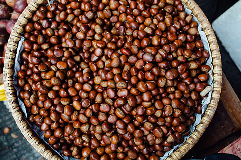 castanyes marrons, planta, menjar, vegetals, mongeta, soja, produir, llenties, marró, gra, llavor, blat, nou, plat, cacauet, mongeta verda, flor, lupin, menjar i beguda, frescor, benestar, gran grup d'objectes, alimentació saludable, abundància, contenidor, cap gent, vista d’angle alt, natura morta, primer pla, cistella, dia, a l'interior, estri de cuina, 5K, CC0, domini públic, lliure de regalies