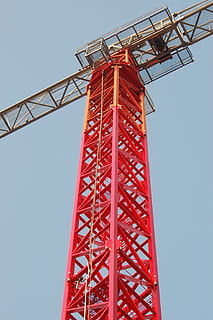 edificio, grua, construcción, rojo, grúa - maquinaria de construcción, arquitectura, estructura construida, vista de ángulo bajo, sitio de construcción, desarrollo, industria de construccion, cielo, industria, metal, maquinaria, día, nadie, naturaleza, cielo limpio, altura maxima, torre, al aire libre, acero, aleación, hierro - metal, viga, equipos de construcción, 2K, CC0, dominio público, libre de derechos