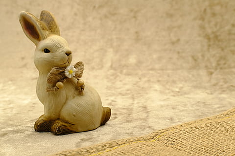 Ostern, Osterhase, Osterfeier, Hase, osterkarte, Postkarte, Grußkarte, Tier, Tierthemen, Fokus auf den Vordergrund, keine Leute, Tierdarstellung, Säugetier, Darstellung, Tag, Nahansicht, Wirbeltier, Kunst und Handwerk, ein Tier, Tierwelt, Spielzeug, Figur, Natur, Kreativität, draußen, Land, Kaninchen - Tier, 5K, CC0, gemeinfrei, lizenzfrei