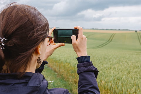 Mädchen, nehmen, Landschaft, Telefon, Hintergrund, wunderschönen, Kamera, Zelle, Handy, weiblich, Feld, Grün, Hand, Wandern, Hipster, halten, Urlaub, iphone, Reise, Lebensstil, Handy, Mobiltelefon, Natur, draussen, draußen, Menschen, Person, Foto, Fotograf, Fotografie, Fotos, Bild, Himmel, Clever, Smartphone, Sommer-, Technologie, Tourismus, Tourist, reisender, Ausflug, Aussicht, Frau, eine Person, Kopfschuss, Rückansicht, Land, Erwachsene, Fotografie-Themen, Aktivität, ländliche Szene, wolke - himmel, Porträt, Fotografieren, Kommunikation, tragbares Informationsgerät, Umgebung, kabellose Technologie, Frisur, 4K, CC0, gemeinfrei, lizenzfrei