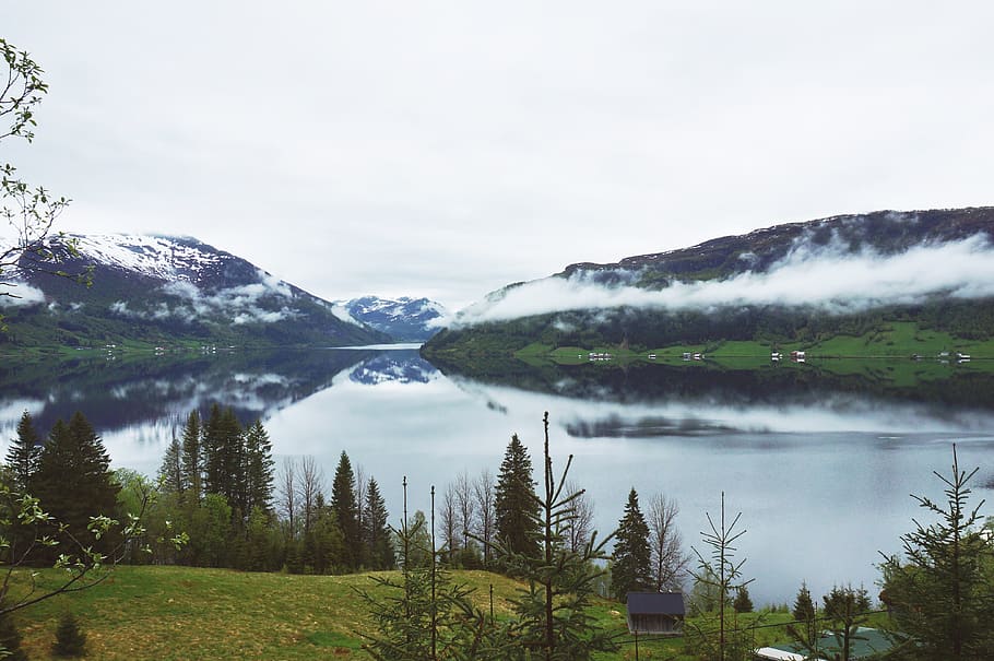 grønne blade, fugleperspektiv, rolige farvande, sky skov, dagslys, miljø, tåge, tåget, græs, huse, landskab, bjerge, natur, udendørs, refleksioner, flod, naturskøn, himmel, sne, træer, vand, træ, skønhed i naturen, scenics - natur, rolig scene, plante, ro, bjerg, ingen mennesker, ikke-urbane scene, dag, sø, grøn farve, vækst, afspejling, 4K