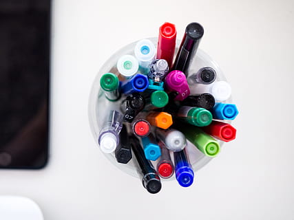 lavice, pera, tableta, podnikání, objekty, kancelář, technologie, pracovního prostoru, modrý, zelená, marker, myš, oranžový, Červené, papírnictví, bílý stůl, výběr, vícebarevné, variace, velká skupina objektů, bílé pozadí, detail, studio shot, uvnitř, nikdo, vzdělání, vysoký úhel pohledu, hojnost, psaní, relaxace, umělecká kultura a zábava, pero, přímo nad, stálý život, tvar, příležitost, 4K, CC0, veřejná doména, bez autorských práv