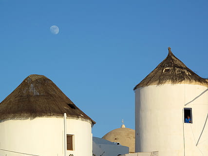 casa de concreto blanco, estructura construida, exterior del edificio, arquitectura, cielo, edificio, azul, Luna, naturaleza, cielo limpio, nadie, religión, vista de ángulo bajo, lugar de adoración, copia espacio, creencia, espiritualidad, día, al aire libre, techo, 2K, CC0, dominio público, libre de derechos