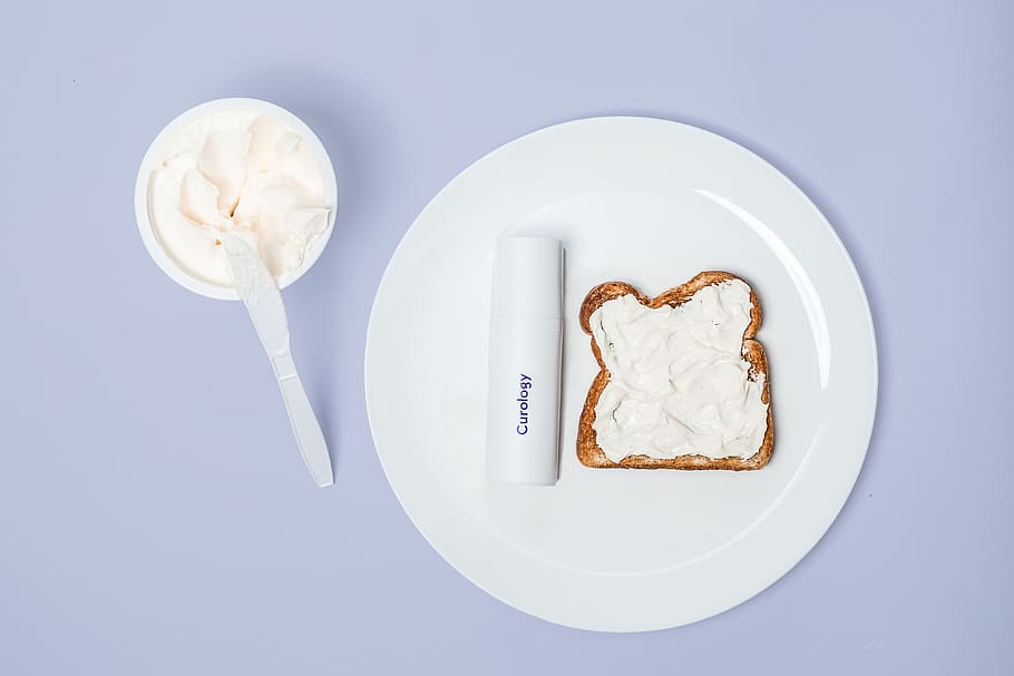 plat blanc, crema, menjar, postres, cullera, coberts, curologia, gelat, pastisseria, dolços, iogurt, crema batuda, gel, pastís, plat, xocolata, pa, mantega, pa torrat a la francesa, menjar i beguda, placa, directament a sobre, a l'interior, frescor, tir de l'estudi, menjar dolç, natura morta, indulgència, menjar poc saludable, utensili per menjar, llest per menjar, estri de cuina, dolç, cap gent, temptació, tall, fons blau, ganivet de taula, menjar francès, esmorzar, mantega de cacauet, 4K