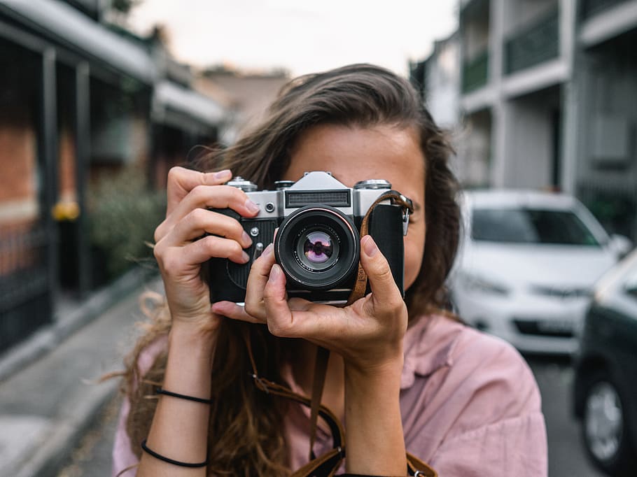 dona, utilitzant, càmera slr, càmera, lent de la càmera, càmera digital, equipament, focus, lent, fotògraf, fotografia, prendre fotos, zoom, càmera - equip fotogràfic, fotografiar, temes de fotografia, una persona, tecnologia, retrat, activitat, celebració, adult jove, equip fotogràfic, vista frontal, tirada al cap, centrar-se en primer pla, de peu, estils de vida, ocupació, a l'aire lliure, pentinat, cara oculta, 5K