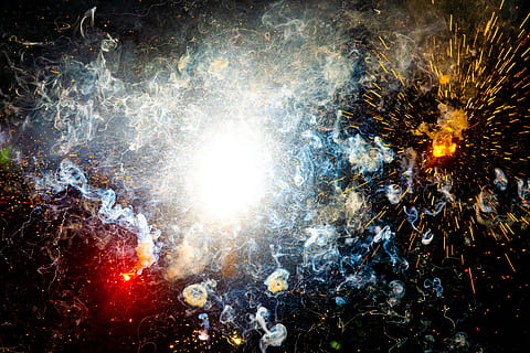 Spettacolo pirotecnico, fuoco d'artificio, struttura, astratto, esplosione, scintilla, Fumo, vapore, che esplode, sfondi, raggiante, fuochi d'artificio - Oggetto creato dall'uomo, notte, celebrazione, brillante, fuoco - fenomeno naturale, luminosa, Fuochi artificiali, colore nero, multicolore, rosso, buio, giallo, luce - fenomeno naturale, calore - temperatura, fiamma, spazio, scintille, ardente, effetti fotografici, colore vibrante, festa - evento sociale, modello, illuminato, Natale, 2K, CC0, dominio pubblico, privo di copyright