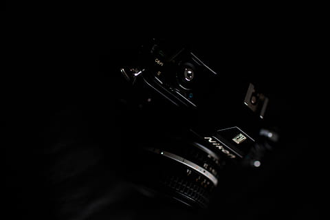 eletrônicos, Câmera, lentes da câmera, Nikon, câmera digital, câmera de vídeo, teclado, tampa da lente, computador, hardware, teclado de computador, hardware de computador, Webcam, tela, mobília, Tela de fogo, mais leve, dedo, cassete, controle de video game, tecnologia, fundo preto, dentro de casa, tiro do estúdio, estilo retro, copie o espaço, câmera - equipamento fotográfico, fechar-se, temas de fotografia, ainda vida, ninguém, arma de fogo, cor preta, Sombrio, análogo, comunicação, visão de alto ângulo, arma, equipamento, agressão, 5K, CC0, domínio público, royalty free