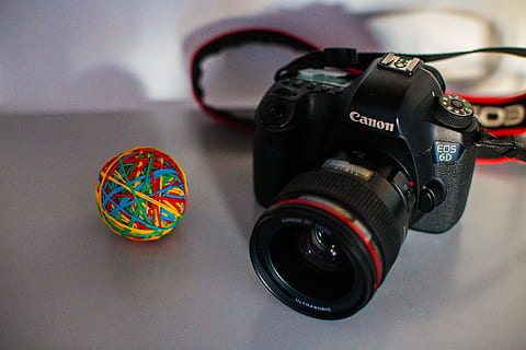 fotografie testen, technologie, fotografie thema's, camera - fotografische apparatuur, binnenshuis, stilleven, fotografische apparatuur, focus op de voorgrond, detailopname, geen mensen, lens - optisch instrument, tafel, multi gekleurd, digitale camera, hoge hoekmening, kunst cultuur en entertainment, camera, enkel object, lens - oog, modern, thuis videocamera, elektrische apparatuur, 5K, CC0, publiek domein, royaltyvrij