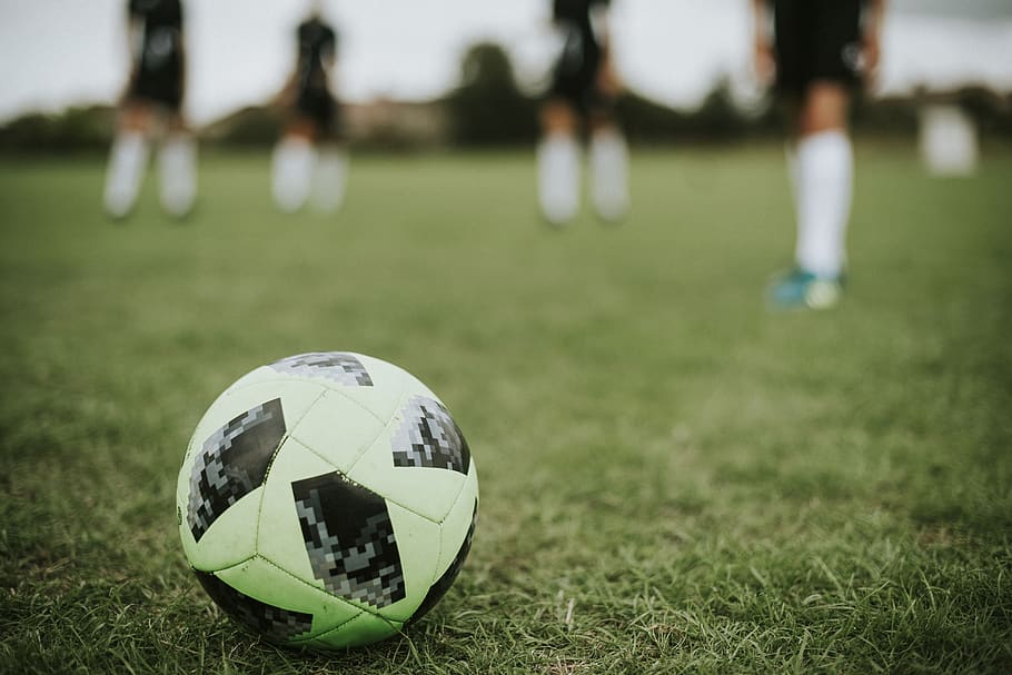 foto de primer pla, pilota de futbol, actiu, activitat, esportistes, pilota, borrós, primer pla, profunditat de camp, camp, focus, jugadors de futbol, joc, herba, verd, pasatemps, Lliga, oci, gent, jugar, jugadors, pràctica, recreació, futbol, camp de futbol, esport, equipament esportiu, esportiu, equip, uniforme, esport d’equip, centrar-se en primer pla, esfera, planta, dia, competició, color verd, naturalesa, a l'aire lliure, jugant, esport competitiu, esforç, 8K