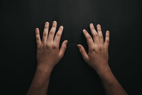 mani umane, dita, mani, pelle, mano umana, mano, parte del corpo umano, girato in studio, parte del corpo, sfondo nero, uomini, in casa, persone, arto, arto umano, dito umano, braccio umano, dito, due persone, adulto, avvicinamento, ritagliare, detenzione, braccia alzate, 5K, CC0, dominio pubblico, privo di copyright