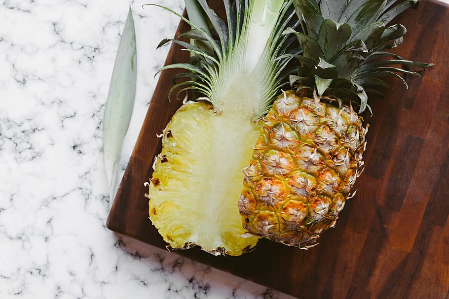 geschnitten, halbe Ananas, Obst, Ananas, Pflanze, Lebensmittel, Schneidbrett, Metzger-Block, Zähler, Marmor, Vorbereitung, gesund, Wellness, gesundes Essen, Gesundheit, hacken, gehackt, Tropische Frucht, golden, Gold, Holz, Marmelade, Essen und Trinken, Frische, Wohlbefinden, kalte Temperatur, High Angle View, Tabelle, fertig für den Verzehr, keine Leute, Stillleben, direkt darüber, Meeresfrüchte, Nahansicht, Holz - Material, Serviergröße, Winter, Versuchung, Tablett, 5K
