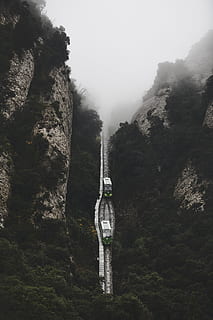 zwei, Fahrzeuge, Klippen, Cliff, Natur, draußen, Berg, Steigung, Nebel, Rock, Spur, Transport, Zug, Landschaft, hochgehen, untergehen, Aufstieg, Abstammung, bergauf, Schiene, Schienen, Wald, Pflanze, Baum, Schönheit in der Natur, Szenen - Natur, Himmel, Tag, Ruhe, ruhige Szene, keine Leute, Flachwinkelansicht, die Architektur, Reise, Nicht-städtische Szene, Formation, 4K, CC0, gemeinfrei, lizenzfrei