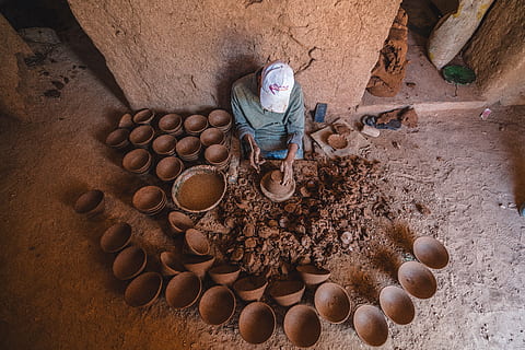 gran angular, zagora, componer, hecho a mano, marrón, hombre, cerámica, Marruecos, artesanía, una persona, naturaleza, ocupación, comida y bebida, huevo, gente real, vista de alto ángulo, día, gran grupo de objetos, trabajando, estilos de vida, comida, al aire libre, envase, agricultura, longitud total, luz del sol, 8K, CC0, dominio público, libre de derechos